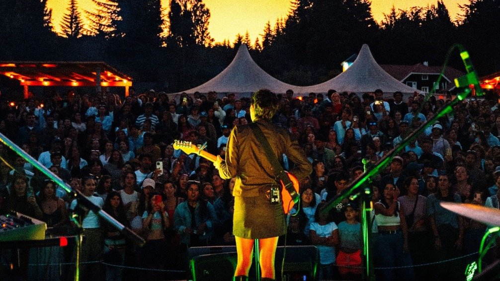 Camping Bariloche: Una noche vibrante con Zoe Gotusso y Gauchito Club